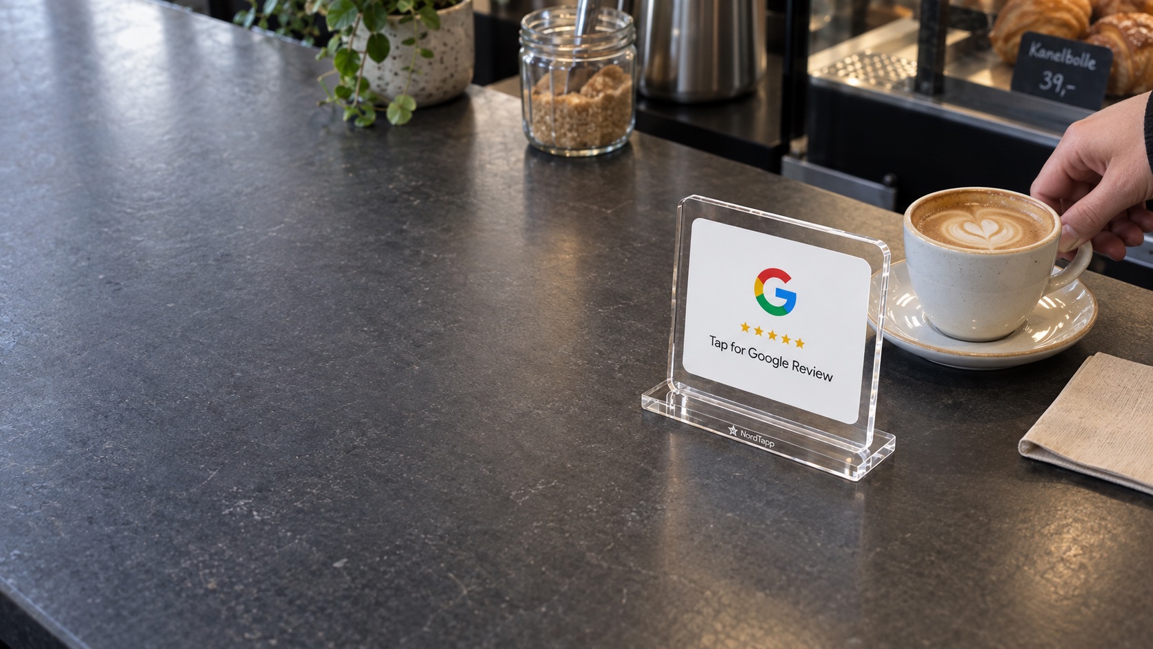 NordTapp på kafédisken ved en kopp kaffe
